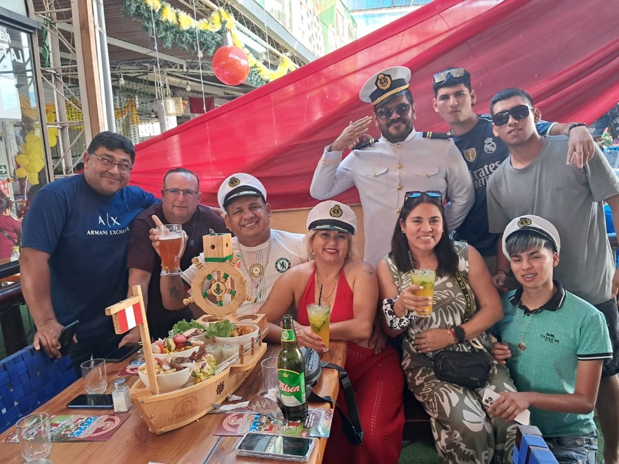 Celebraci&oacute;n con barco de mariscos