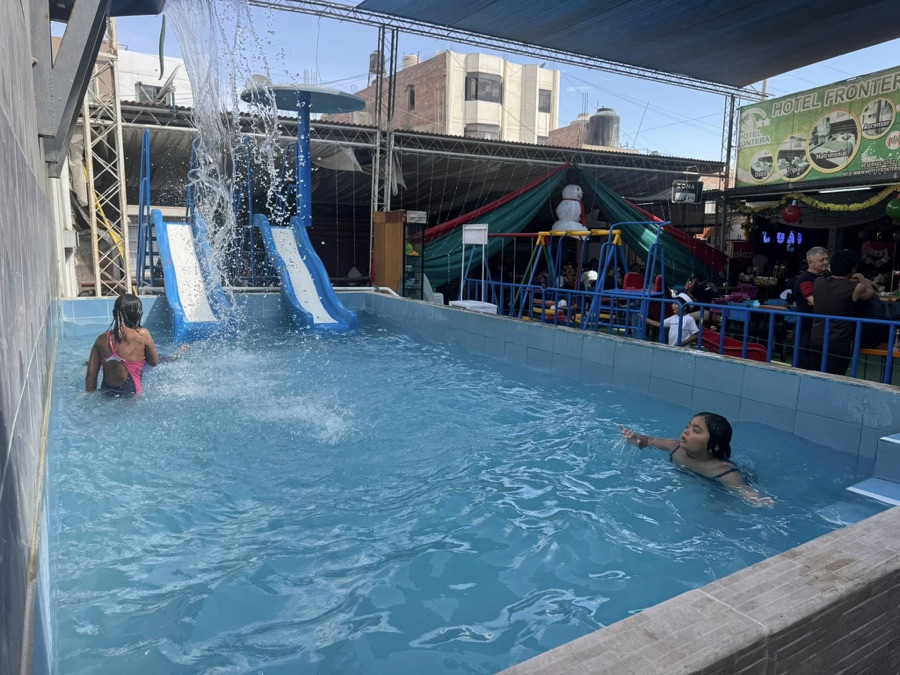 Piscina con tobogan